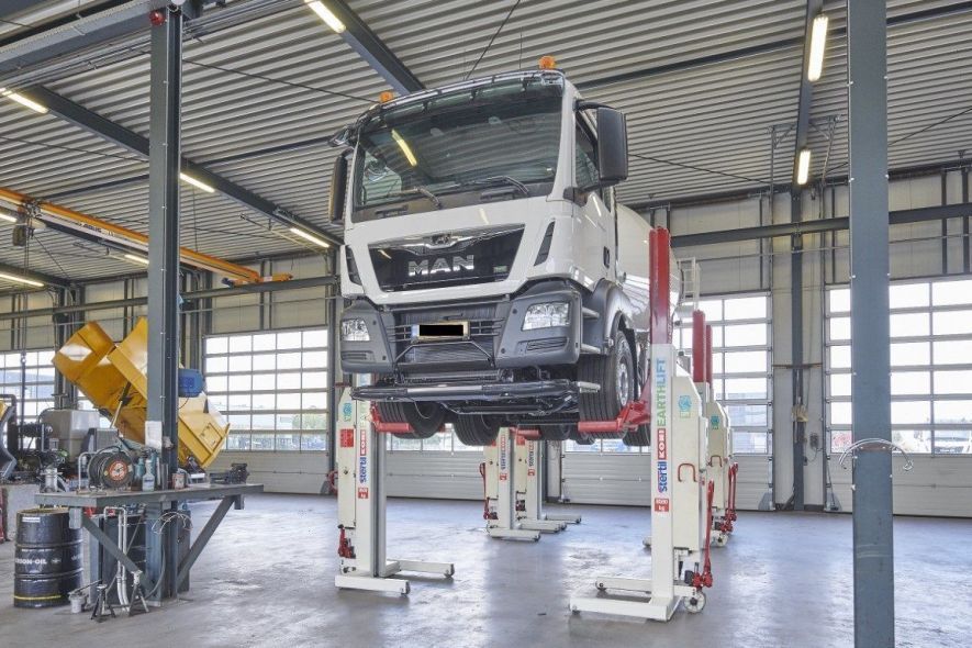 Truck on Stertil-Koni mobile column vehicle lifts EARTHLIFT
